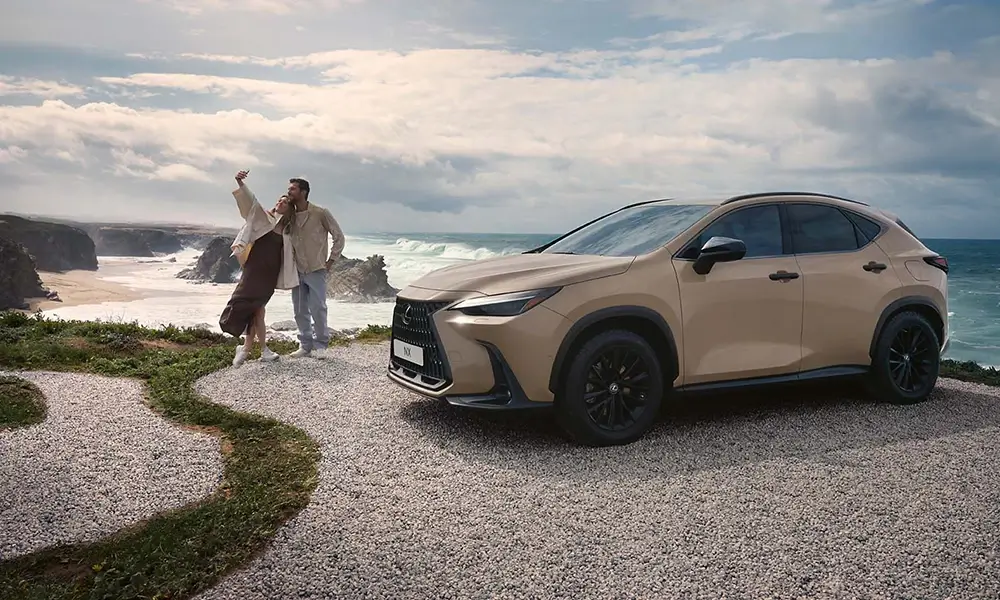 A tengerparton parkoló Lexus NX, két személlyel a háttérben