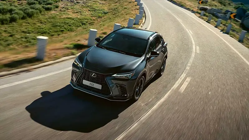 A vidéki úton haladó Lexus NX elölnézetből