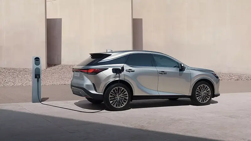 Ház előtt parkoló Lexus NX