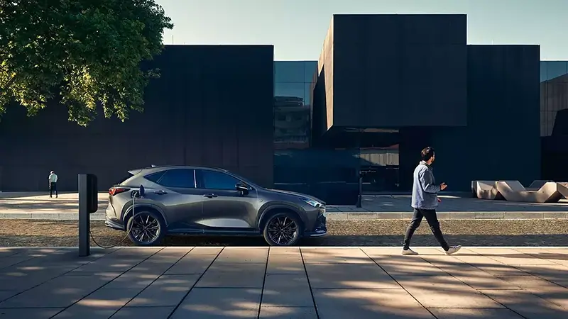 Parkoló, töltődő Lexus NX