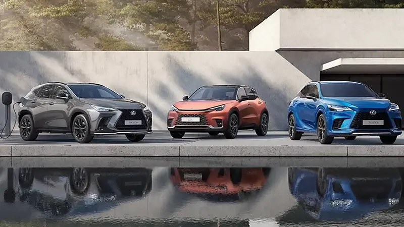 Három Lexus jármű parkol egy ház előtt